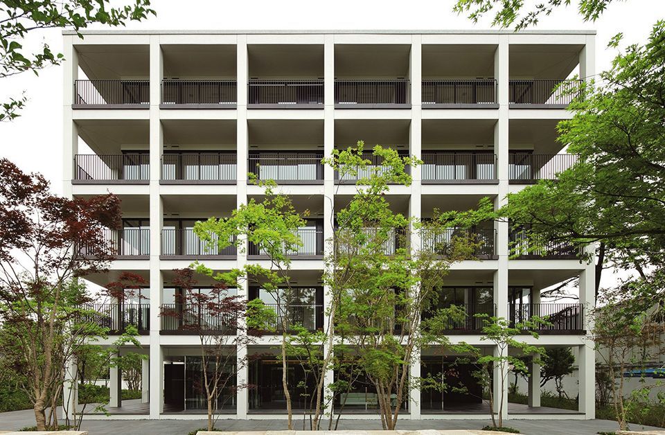 In the field of architecture, the product is used in such places as the ceilings of apartment balconies (photo). Since its dense surface prevents water intrusion, concrete skeletal structures can be effectively protected, even in areas exposed to the elements. KAJIMA CORPORATION