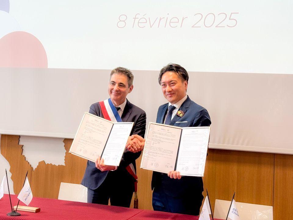 The mayors of Gevrey-Chambertin and Yoichi posing with signed accords