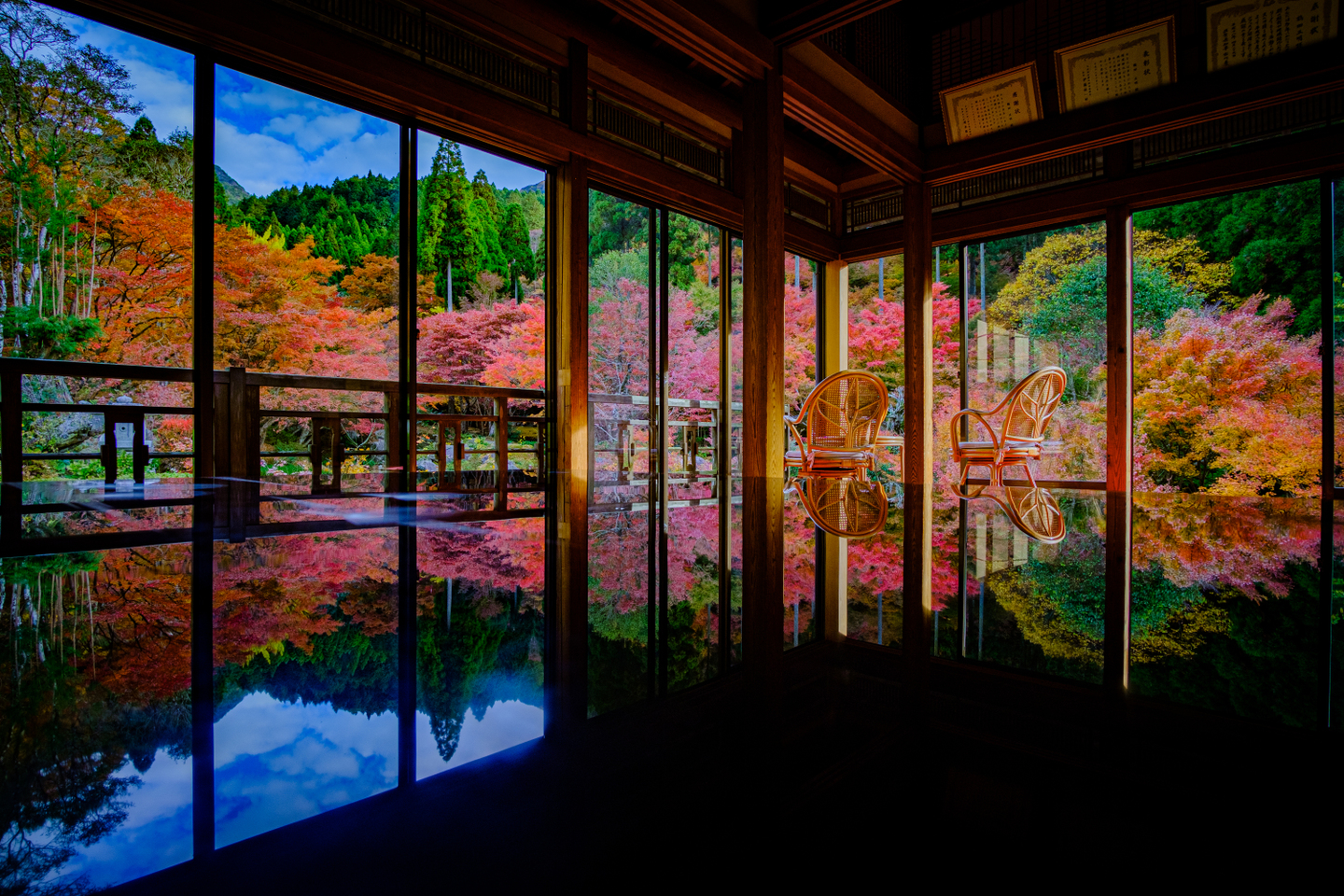 Kyushu Brocade: Autumn Leaves, Colorful Festivals, Delicious Cuisine